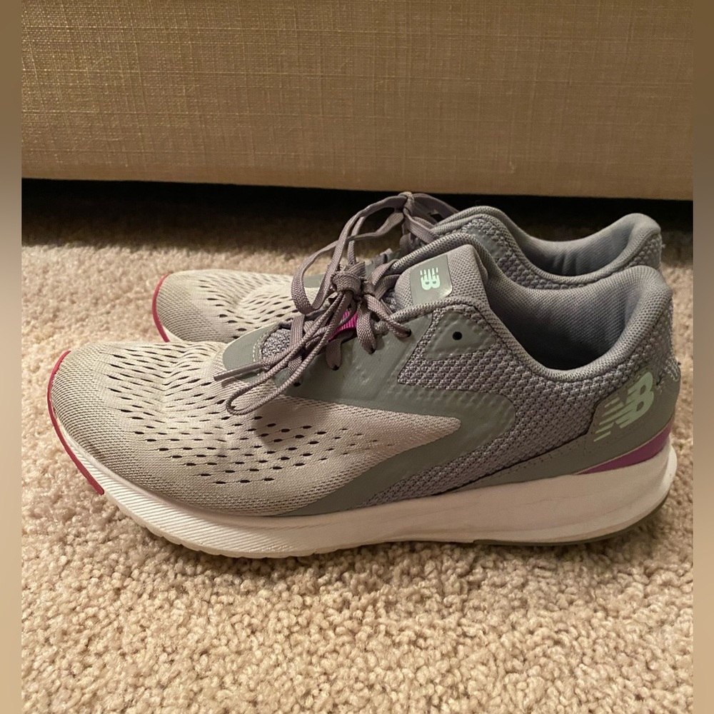 New balance tennis shoes size 9